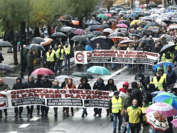 Vista general de la manifestación convocada por el movimiento de pensionistas de Gipuzko