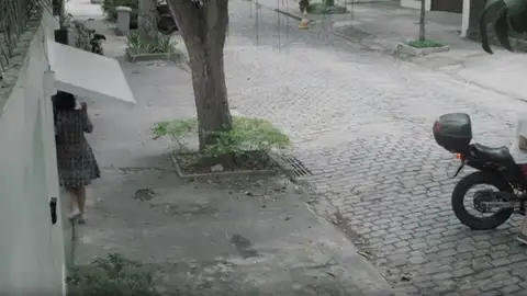 Mujer atrapada en un garaje Mujer atrapada en un garaje