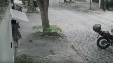 La mujer que se hizo viral tras quedar atrapada en un garaje protagoniza un anuncio