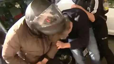 El momento de la agresión a un motorista por los CDR El momento de la agresión a un motorista por los CDR