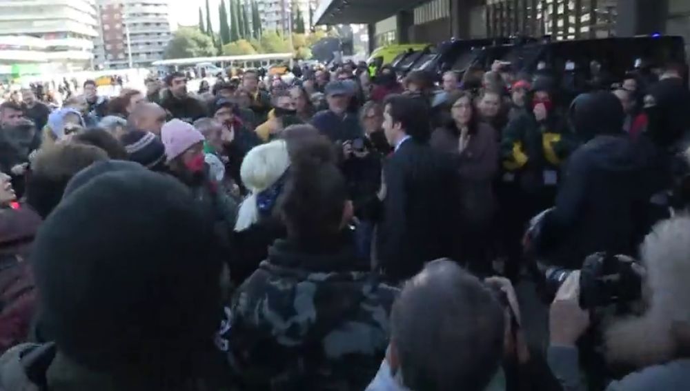 El 'pequeño Nicolás' se enfrenta a los CDR en la estación de Sans de Barcelona