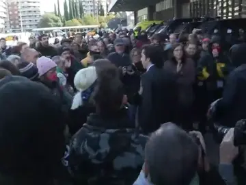 El 'pequeño Nicolás' se enfrenta a los CDR en la estación de Sans de Barcelona El 'pequeño Nicolás' se enfrenta a los CDR en la estación de Sans de Barcelona