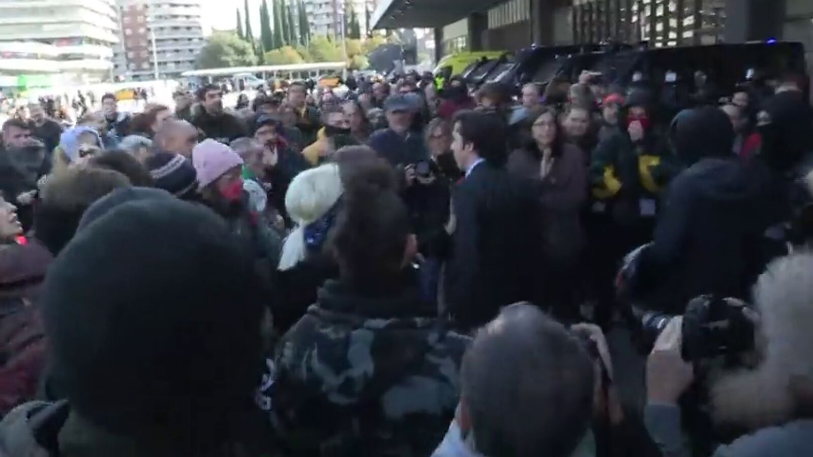 El 'pequeño Nicolás' se enfrenta a los CDR en la estación de Sans de Barcelona