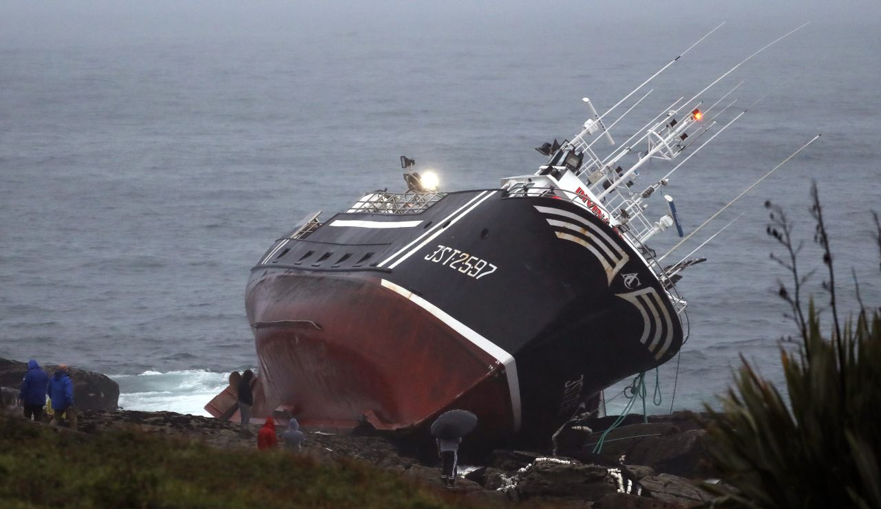 Salvamento Marítimo destaca la labor de Juan Perol, el "héroe" de 18 años que rescató a 5 marineros en Porto do Son Salvamento Marítimo destaca la labor de Juan Perol, el "héroe" de 18 años que rescató a 5 marineros en Porto do Son