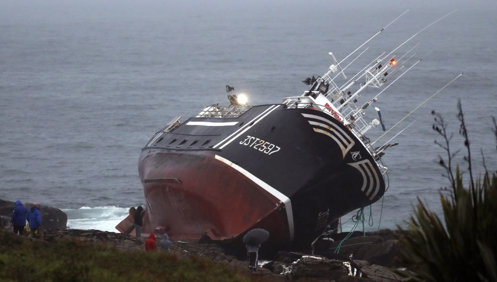 Salvamento Marítimo destaca la labor de Juan Perol, el "héroe" de 18 años que rescató a 5 marineros en Porto do Son