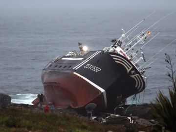 Salvamento Marítimo destaca la labor de Juan Perol, el "héroe" de 18 años que rescató a 5 marineros en Porto do Son