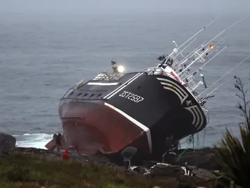 Salvamento Marítimo destaca la labor de Juan Perol, el "héroe" de 18 años que rescató a 5 marineros en Porto do Son Salvamento Marítimo destaca la labor de Juan Perol, el "héroe" de 18 años que rescató a 5 marineros en Porto do Son