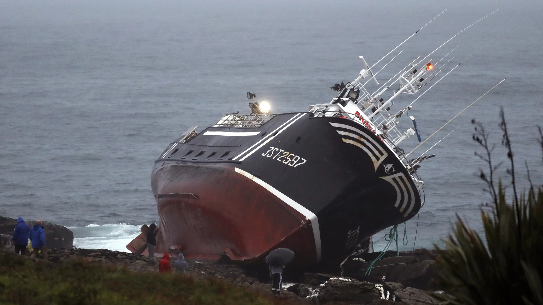 Salvamento Marítimo destaca la labor de Juan Perol, el "héroe" de 18 años que rescató a 5 marineros en Porto do Son Salvamento Marítimo destaca la labor de Juan Perol, el "héroe" de 18 años que rescató a 5 marineros en Porto do Son