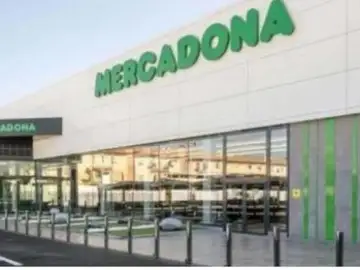 El amable gesto de un cajero de Mercadona con una clienta que ha sido aplaudido en redes sociales El amable gesto de un cajero de Mercadona con una clienta que ha sido aplaudido en redes sociales