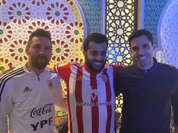 Messi junto al jeque y al director deportivo del Almería