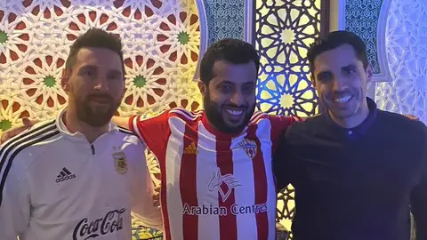 Messi junto al jeque y al director deportivo del Almería Fútbol