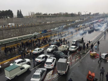 Irán corta acceso a internet tras protestas por subida del precio de gasolina