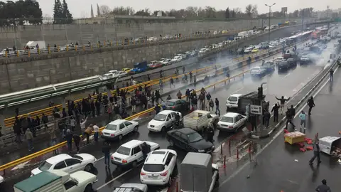 Irán corta acceso a internet tras protestas por subida del precio de gasolina Irán corta acceso a internet tras protestas por subida del precio de gasolina