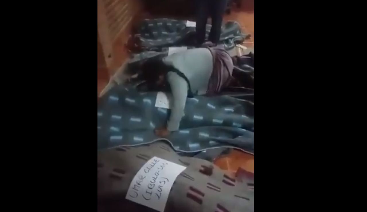 Una mujer llora la muerte de su hijo Una mujer llora la muerte de su hijo