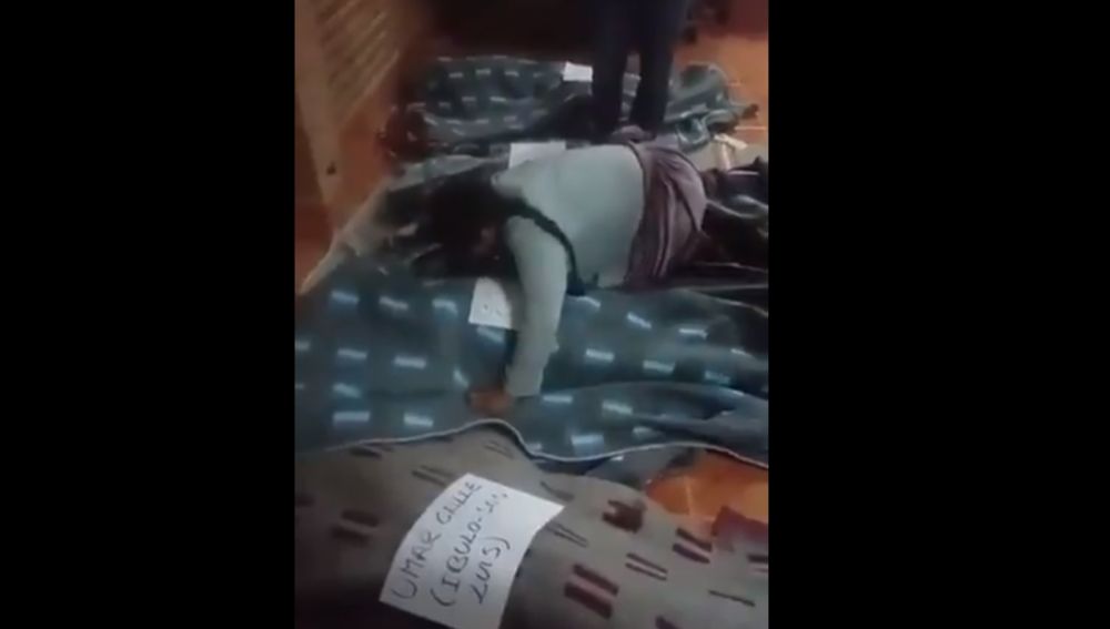Una mujer llora la muerte de su hijo