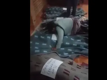 Una mujer llora la muerte de su hijo Una mujer llora la muerte de su hijo