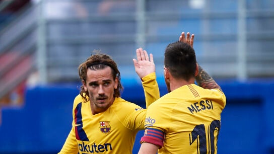 Griezmann felicita a Leo Messi durante un partido