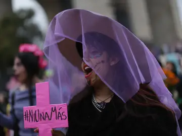 Una mujer participa en Ciudad de México en la Marcha de las Catrinas, que pide justicia por las víctimas de feminicidio. Una mujer participa en Ciudad de México en la Marcha de las Catrinas, que pide justicia por las víctimas de feminicidio.