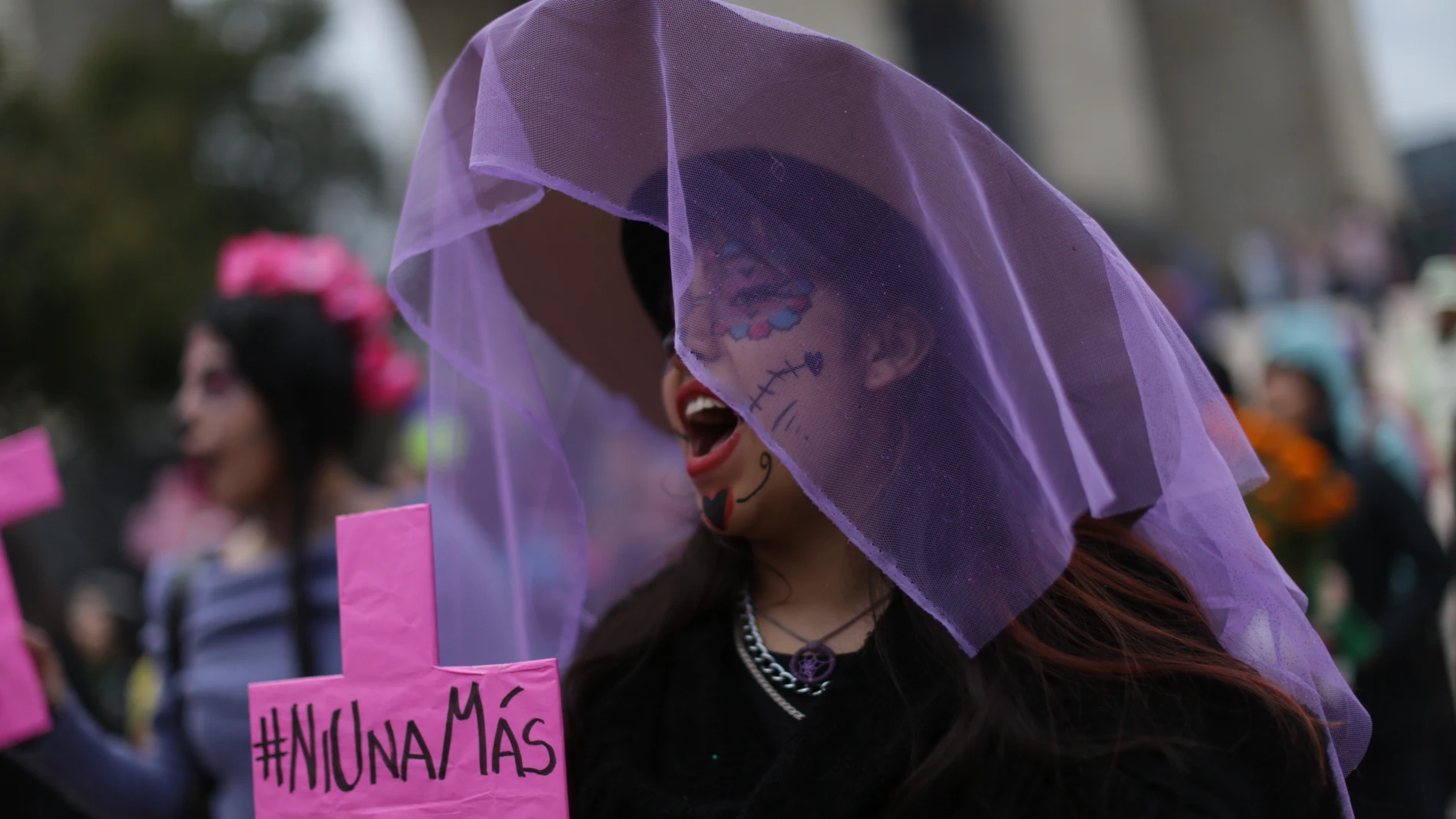 Una mujer participa en Ciudad de México en la Marcha de las Catrinas, que pide justicia por las víctimas de feminicidio. Una mujer participa en Ciudad de México en la Marcha de las Catrinas, que pide justicia por las víctimas de feminicidio.