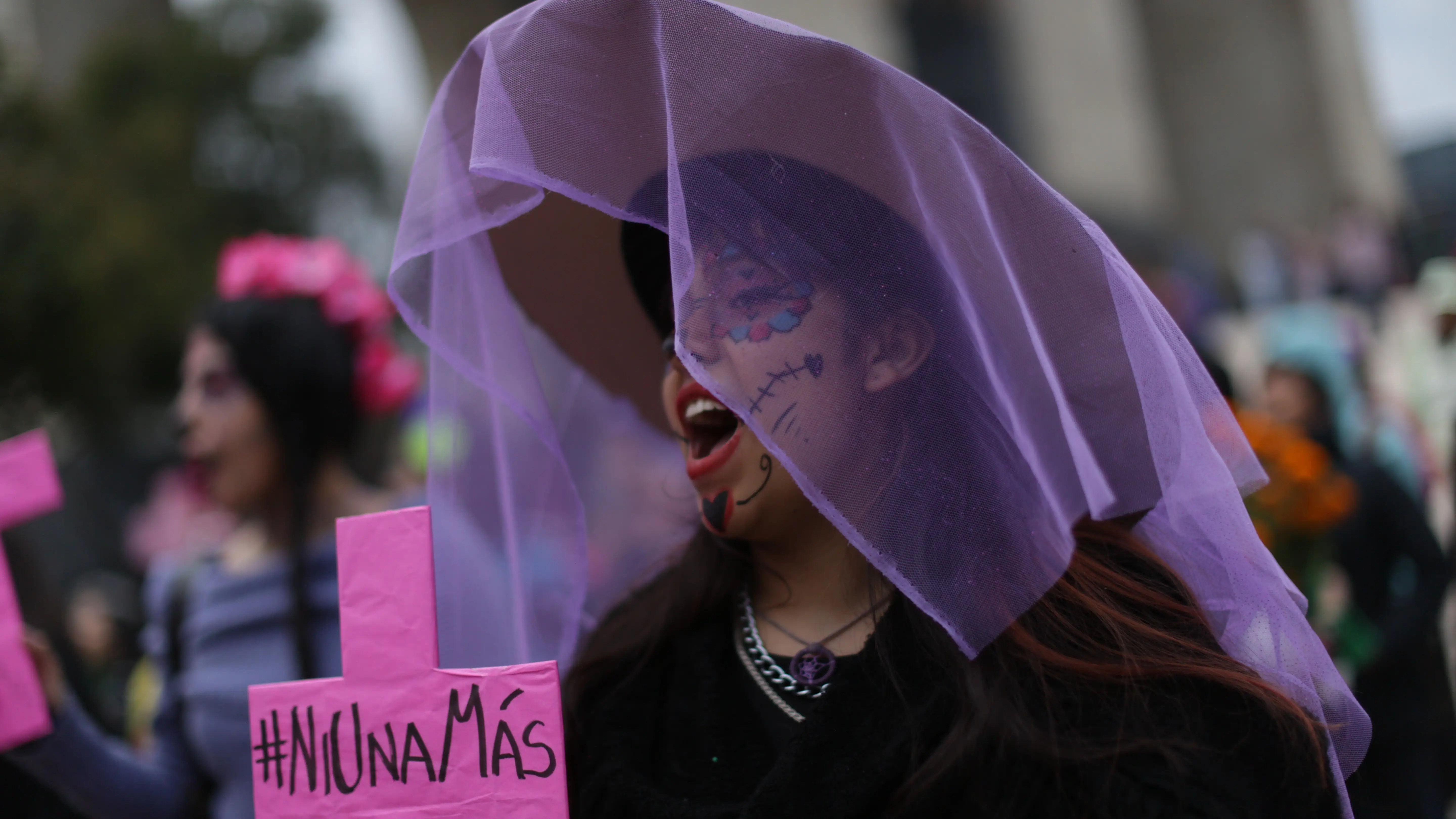 Una mujer participa en Ciudad de México en la Marcha de las Catrinas, que pide justicia por las víctimas de feminicidio. Una mujer participa en Ciudad de México en la Marcha de las Catrinas, que pide justicia por las víctimas de feminicidio.
