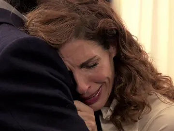 Julia se apoya en Armando después de una terrible y cruel discusión con Lourdes Julia se apoya en Armando después de una terrible y cruel discusión con Lourdes