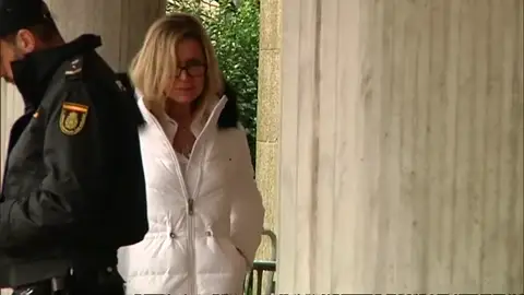 La madre de Diana Quer abandona el juicio al no soportar los detalles sobre el asesinato de su hija La madre de Diana Quer abandona el juicio al no soportar los detalles sobre el asesinato de su hija