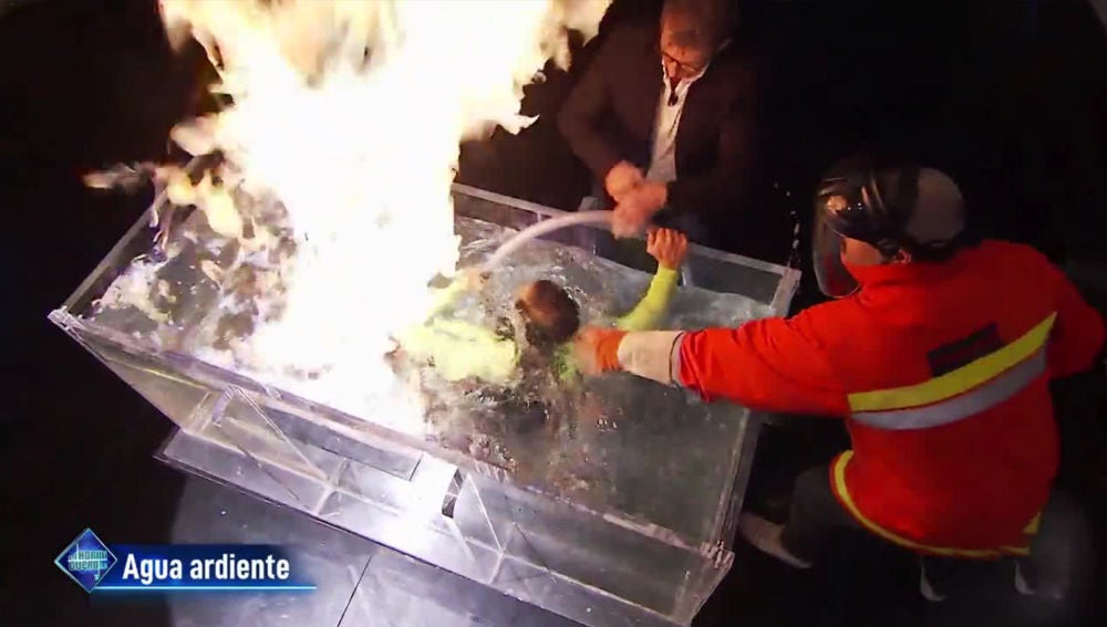 El enorme susto en directo en 'El Hormiguero 3.0' durante el experimento de 'agua ardiente' con Marron