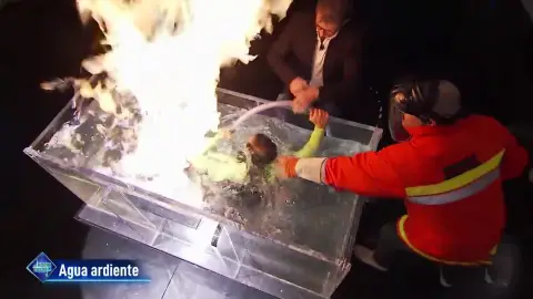 El enorme susto en directo en 'El Hormiguero 3.0' durante el experimento de 'agua ardiente' con Marron El enorme susto en directo en 'El Hormiguero 3.0' durante el experimento de 'agua ardiente' con Marron