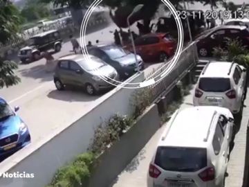 Un coche pierde el control y cae desde un viaducto en la India