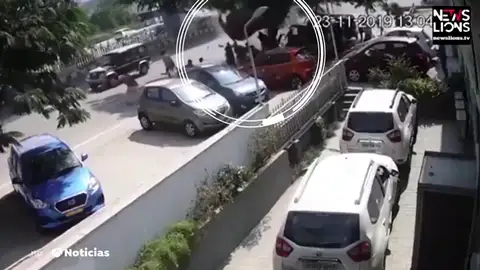Un coche pierde el control y cae desde un viaducto en la India Un coche pierde el control y cae desde un viaducto en la India