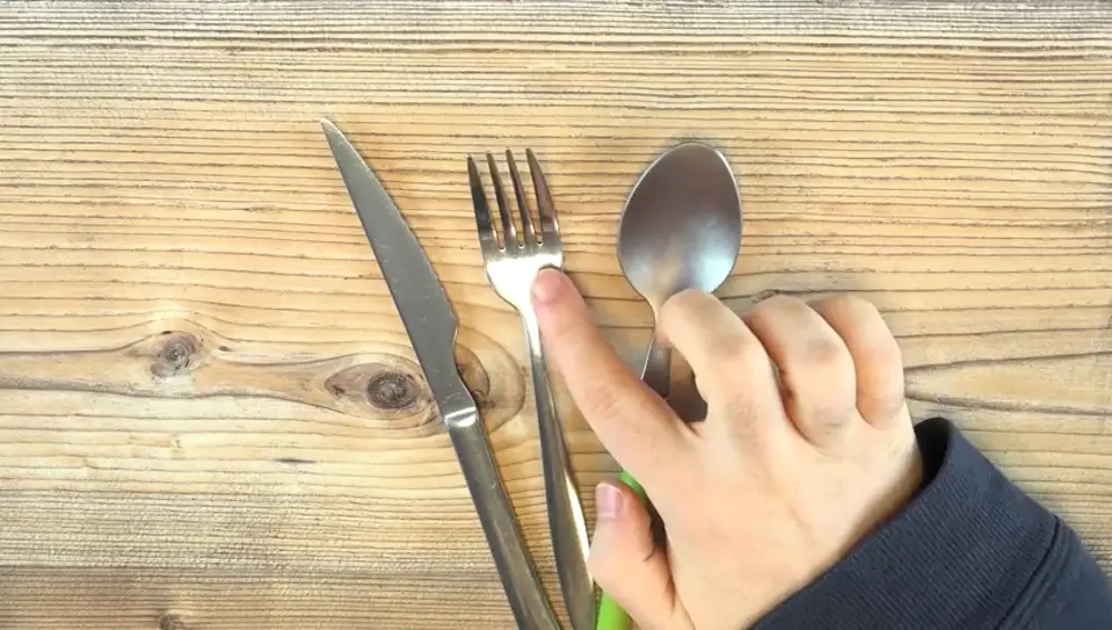 Qué pasa si introduces un tenedor en el microondas