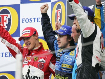 Fernando Alonso junto a Michael Schumacher en el podio del GP de San Marino