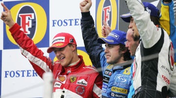 Fernando Alonso junto a Michael Schumacher en el podio del GP de San Marino