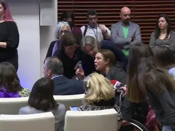 Varias mujeres se enfrentan a Ortega Smith (Vox) por negar la violencia de género Varias mujeres se enfrentan a Ortega Smith (Vox) por negar la violencia de género