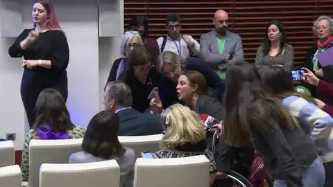 Varias mujeres se enfrentan a Ortega Smith (Vox) por negar la violencia de género Varias mujeres se enfrentan a Ortega Smith (Vox) por negar la violencia de género