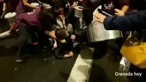 Un hombre irrumpe con una navaja en la manifestación contra la violencia de género de Granada Un hombre irrumpe con una navaja en la manifestación contra la violencia de género de Granada