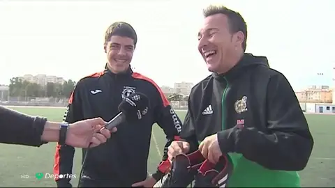 A un cadete se le rompe una bota durante un partido de fútbol... ¡y el linier le deja las suyas! A un cadete se le rompe una bota durante un partido de fútbol... ¡y el linier le deja las suyas!