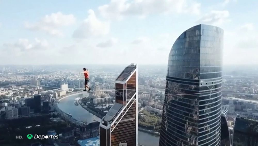 Siete equilibristas consiguen el Récord Guiness Mundial de slackline a 350 metros de altura en Moscú