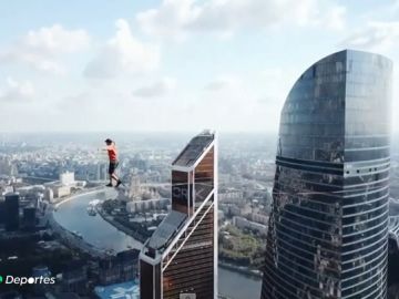 Siete equilibristas consiguen el Récord Guiness Mundial de slackline a 350 metros de altura en Moscú