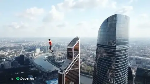 Siete equilibristas consiguen el Récord Guiness Mundial de slackline a 350 metros de altura en Moscú Siete equilibristas consiguen el Récord Guiness Mundial de slackline a 350 metros de altura en Moscú