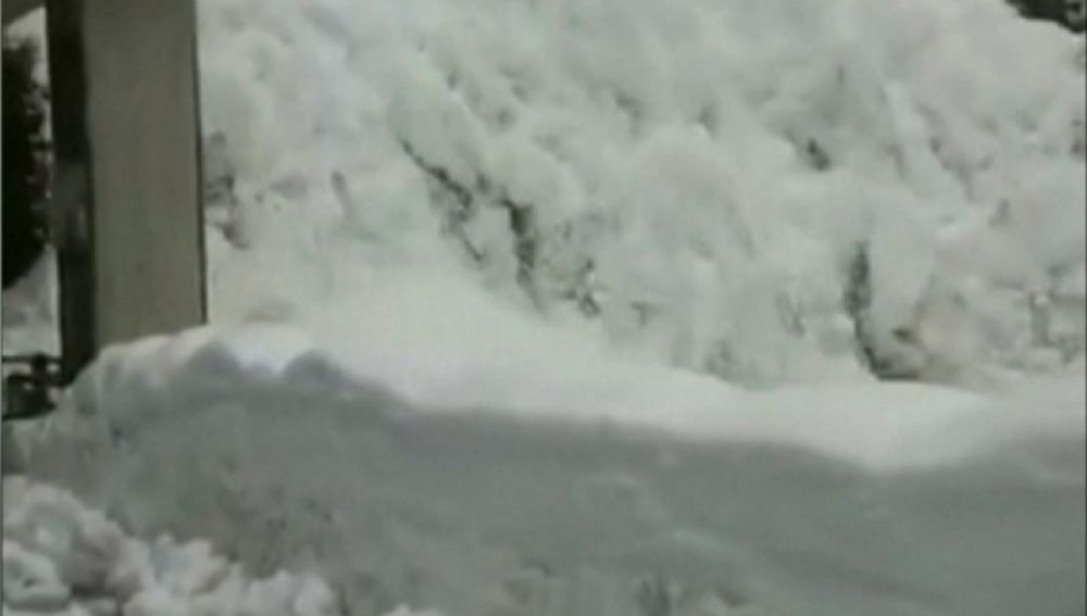 Una avalancha sorprende a un grupo de conductores en Suiza