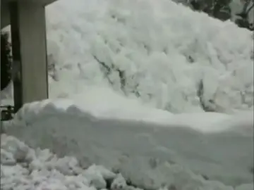 Una avalancha sorprende a un grupo de conductores en Suiza Una avalancha sorprende a un grupo de conductores en Suiza