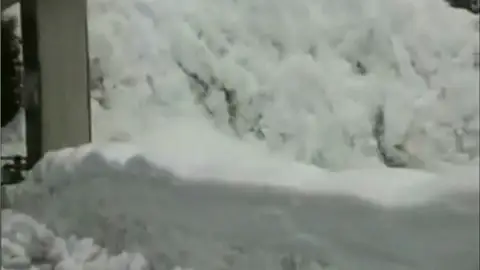 Una avalancha sorprende a un grupo de conductores en Suiza Una avalancha sorprende a un grupo de conductores en Suiza