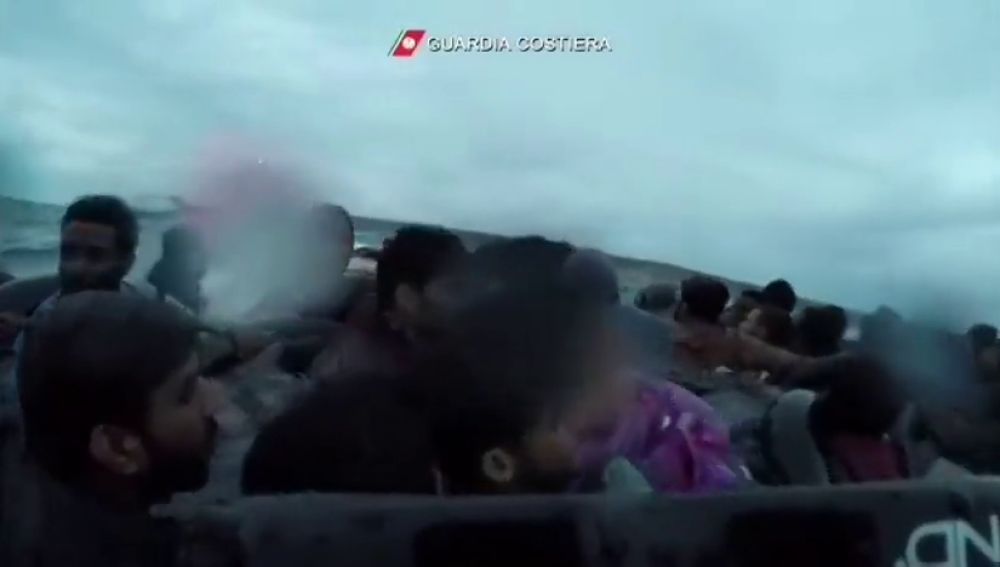 El angustioso rescate de una bebé a punto de ahogarse al hundirse a patera en la que trataba de llegar a Italia