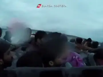 El angustioso rescate de una bebé a punto de ahogarse al hundirse a patera en la que trataba de llegar a Italia El angustioso rescate de una bebé a punto de ahogarse al hundirse a patera en la que trataba de llegar a Italia