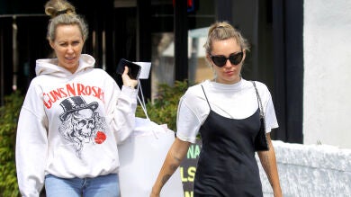 El momento en el que la madre de Miley Cyrus le corta el pelo a la cantante sin pensárselo mucho