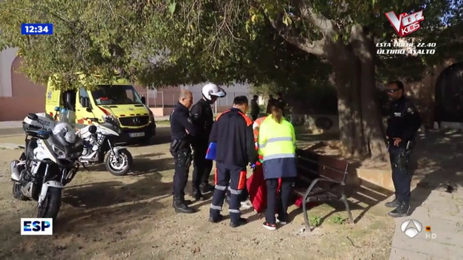 Así socorren a una mujer que acaba de ser quemada por su pareja en un parque a plena luz del día en Mallorca