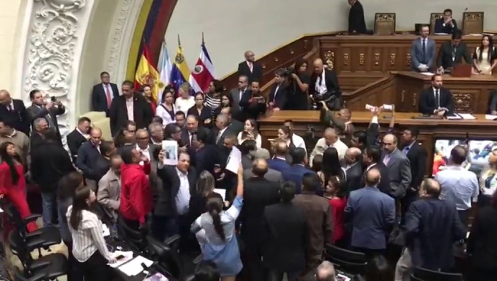 Bronca chavista en la Asamblea de Venezuela cuando intervenían parlamentarios del PP 