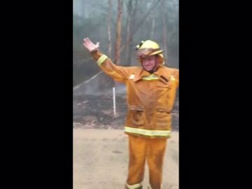 Así celebran los bomberos de Australia la lluvia que comienza a caer tras varias de incendios 