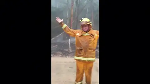 Así celebran los bomberos de Australia la lluvia que comienza a caer tras varias de incendios Así celebran los bomberos de Australia la lluvia que comienza a caer tras varias de incendios